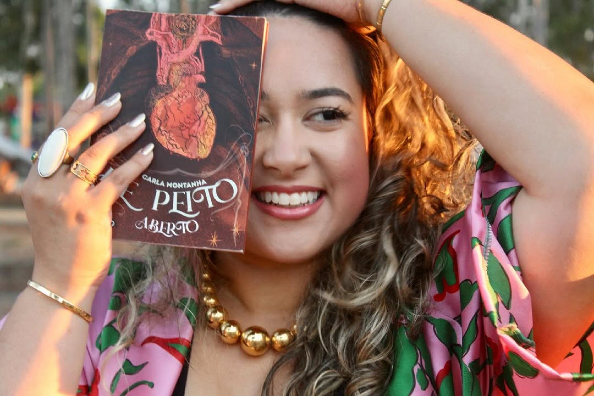 Imagem da escritora e cordelista Carla Montanha