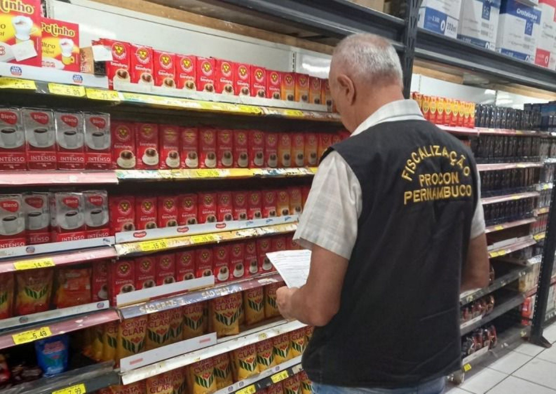 Imagem de fiscal do Procon observando cafés