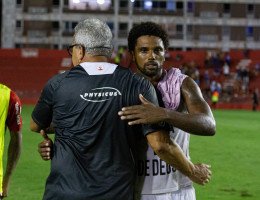 Bruno Mezenga em ação ao técnico Hélio dos Anjos no campo após jogo do Náutico
