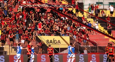Jogadores do Sport enfrentando o Cruzeiro e ao fundo a indicação de 
