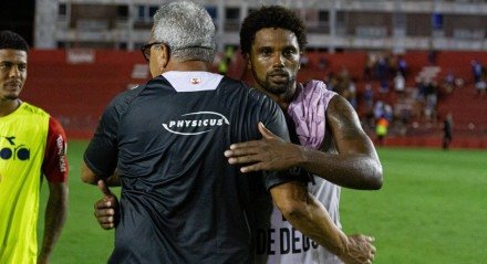 Bruno Mezenga em ação ao técnico Hélio dos Anjos no campo após jogo do Náutico