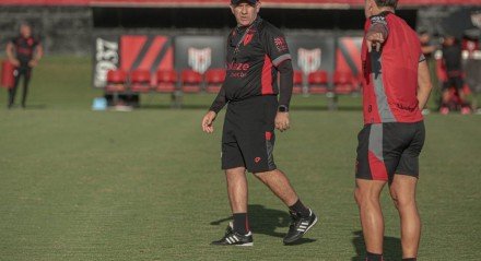 Novo comandante deve ser anunciado nas próximas horas e a estreia deve ocorrer já neste fim de semana, diante do Fluminense, pelo Brasileirão.
