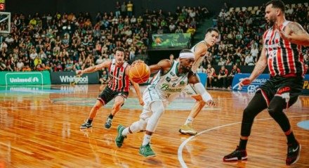O Bauru Basket deu mais um passo rumo à semifinal do Novo Basquete Brasil (NBB) ao vencer o São Paulo por 84 a 67 na noite da última segunda-feira (13), no ginásio Panela de Pressão. Com o triunfo, o time do interior paulista abriu 2 a 0 na série melhor de cinco das quartas de [&#8230;]
