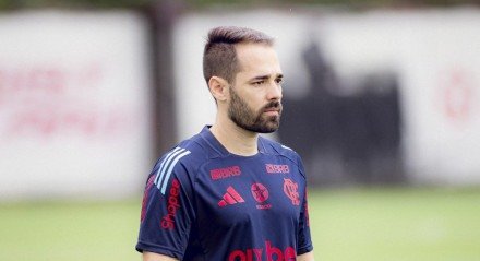 Decisão foi tomada nesta segunda-feira (12). Ele estava com Filipe Luís desde o sub-17 e caminhou até o profissional com o treinador.