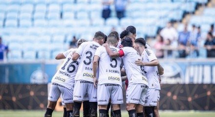 Santos e Ceará empataram em 0 a 0 na noite desta segunda-feira, no Allianz Parque, encerrando a oitava rodada do Campeonato Brasileiro. O primeiro tempo foi movimentado, mas com poucas chances claras, com destaque para Rollheiser e Soteldo pelo Peixe, e Pedro Henrique e Mugni pelo Vozão. Na segunda etapa, o Santos pressionou, mas o Ceará criou as melhores oportunidades, especialmente com Lelê. Tiquinho Soares desperdiçou boa chance para o Alvinegro. Willian Machado chegou a ser expulso, mas o VAR anulou o cartão. Com o resultado, o Santos segue na vice-lanterna, enquanto o Ceará entra no G-6 e mantém a invencibilidade de três jogos.
