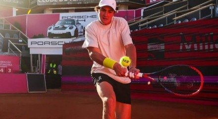 Jovem de 18 anos, João Fonseca foi confirmado, nesta terça-feira, para a disputa da Laver Cup para o time do Resto do Mundo que enfrenta a Europa entre os dias 19 e 21 de setembro em São Francisco, nos Estados Unidos.  Fonseca será o primeiro jogador brasieliro na competição que tem Roger Federer e Rod [&#8230;]