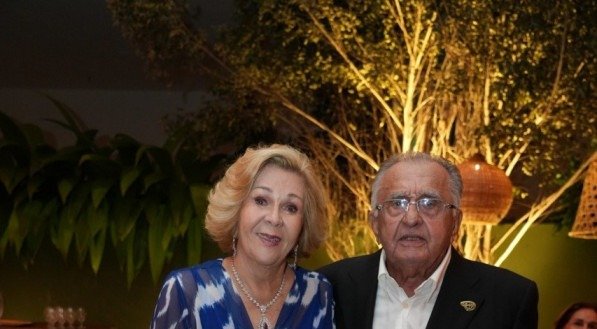  Jo&atilde;o Carlos Paes Mendon&ccedil;a e sua esposa Auxiliadora em noite de festa