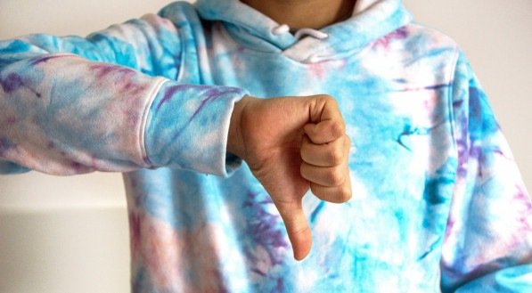 4 sinais sutis de que seu "amigo" é falso (e disfarça muito bem)
