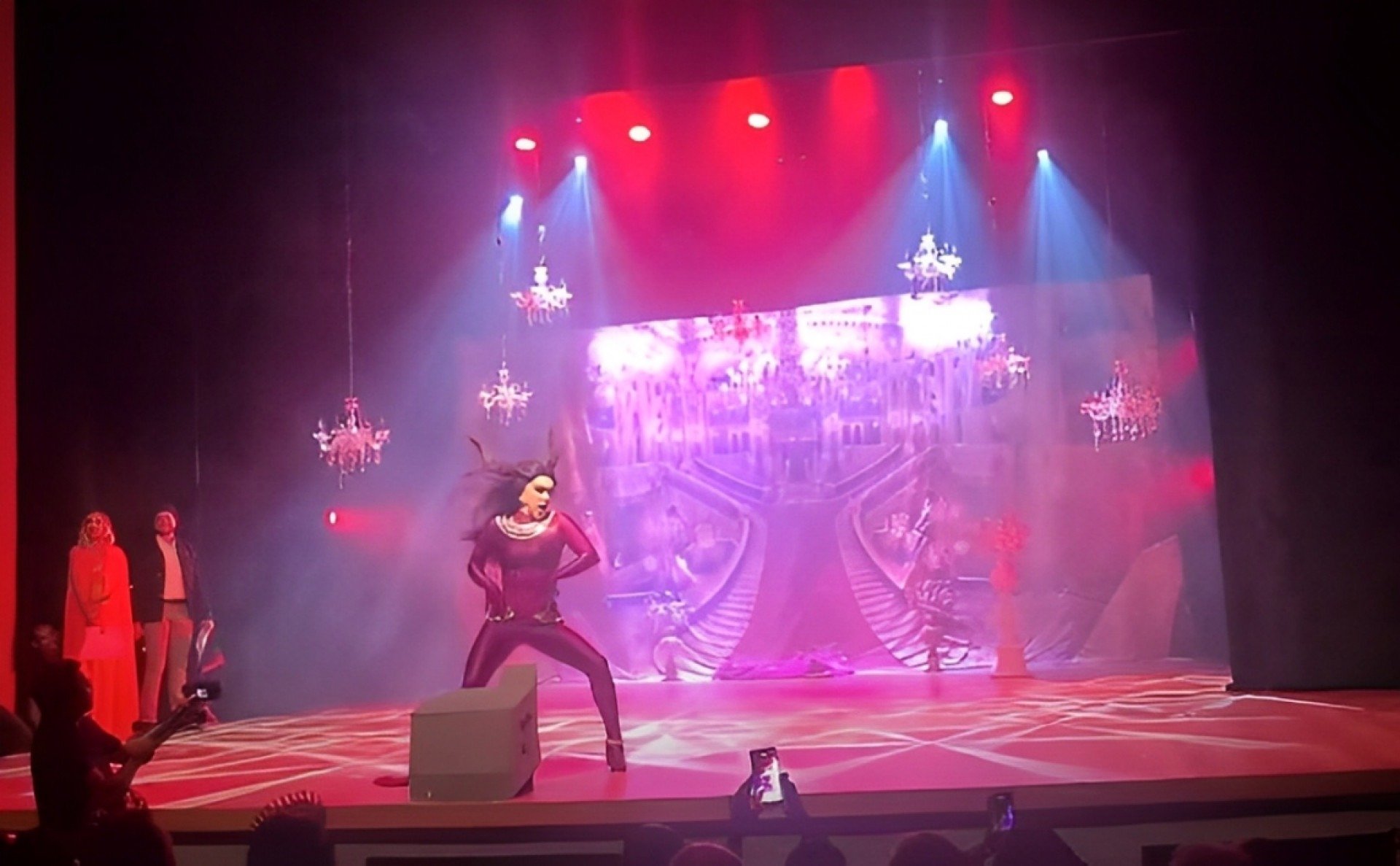 Imagem de apresentação da Drag Queen Sayuri Heiwa