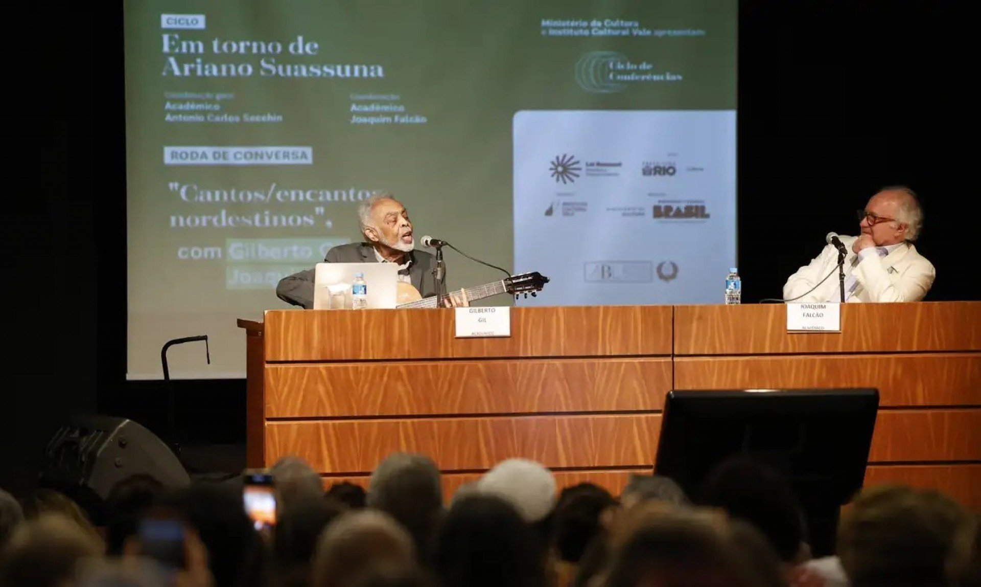Encontro sobre Suassuna transforma-se em show de Gilberto Gil na Academia Brasileira de Letras