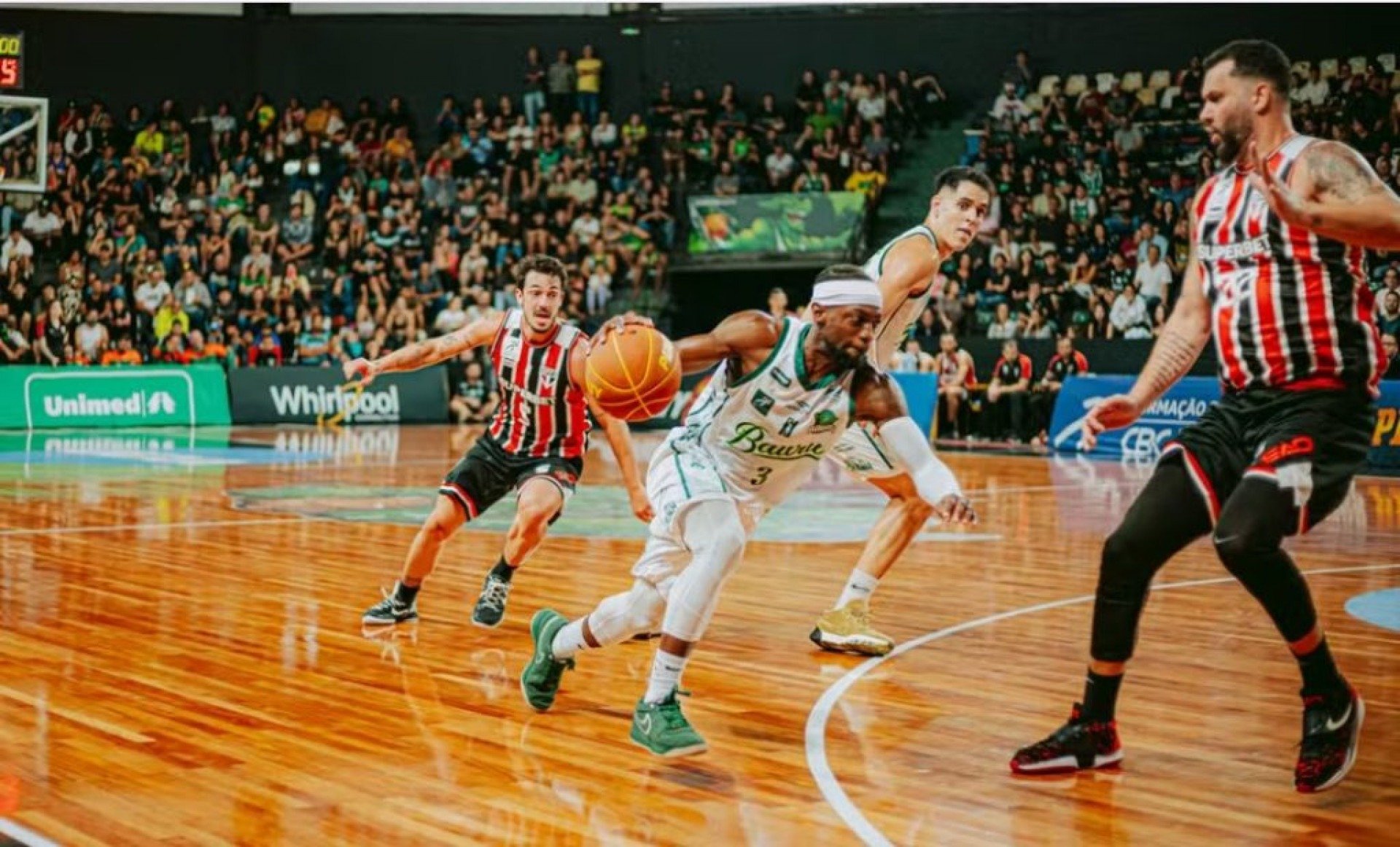 O Bauru Basket deu mais um passo rumo à semifinal do Novo Basquete Brasil (NBB) ao vencer o São Paulo por 84 a 67 na noite da última segunda-feira (13), no ginásio Panela de Pressão. Com o triunfo, o time do interior paulista abriu 2 a 0 na série melhor de cinco das quartas de [&amp;#8230;]