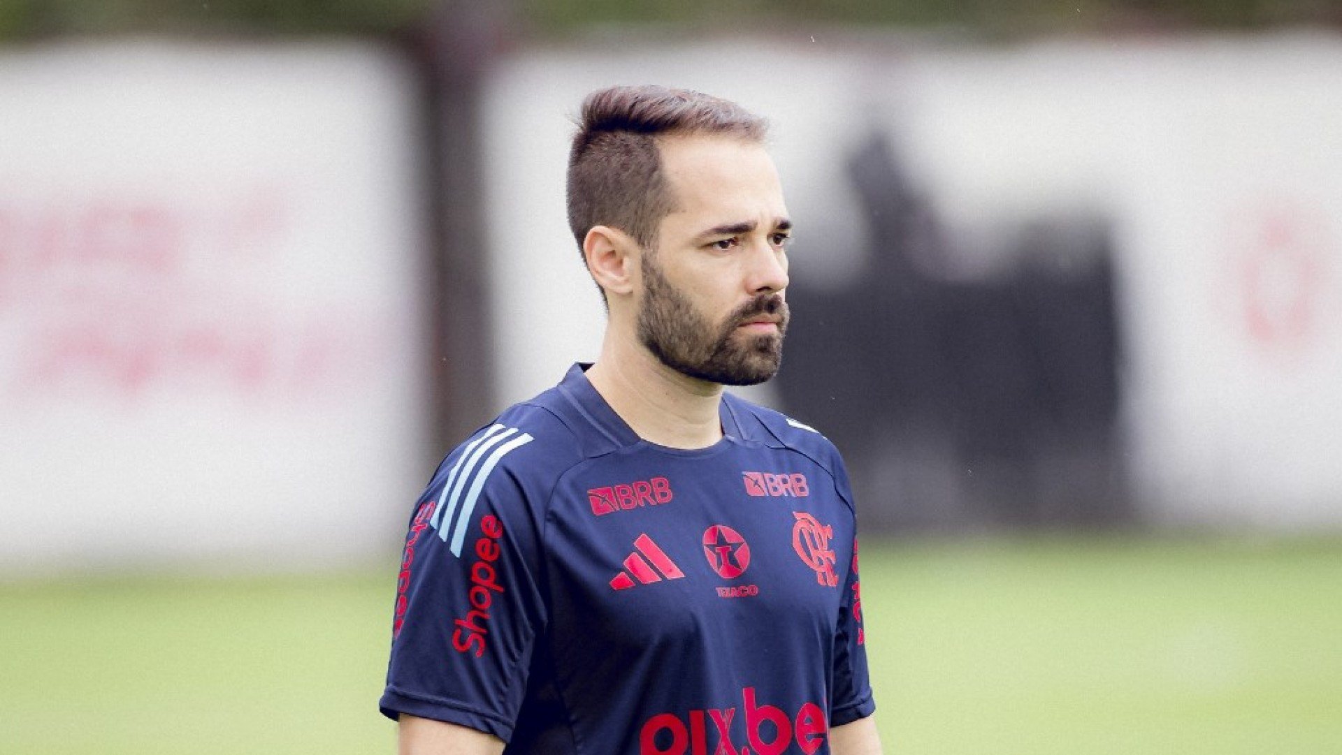 Decisão foi tomada nesta segunda-feira (12). Ele estava com Filipe Luís desde o sub-17 e caminhou até o profissional com o treinador.