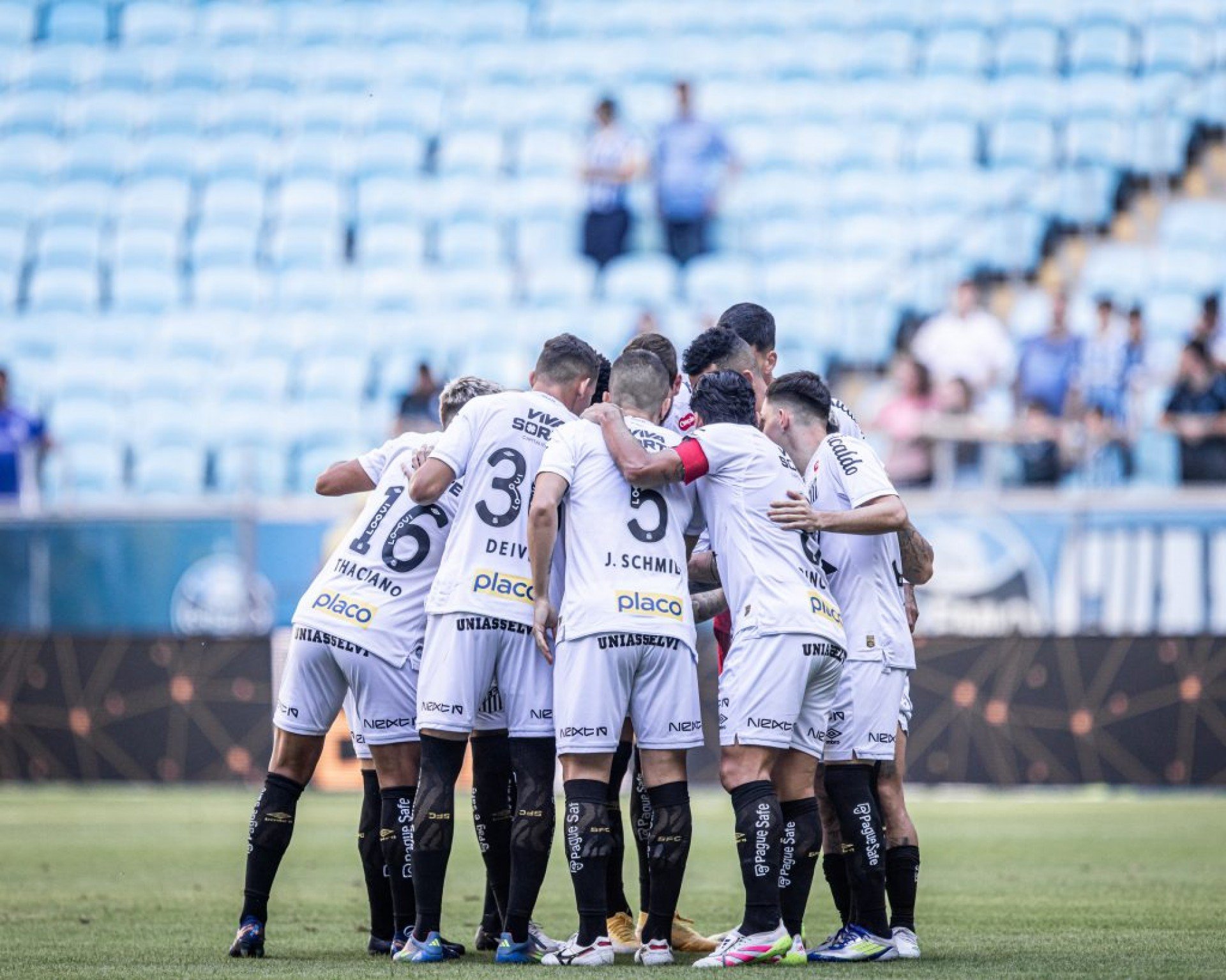Santos e Ceará empataram em 0 a 0 na noite desta segunda-feira, no Allianz Parque, encerrando a oitava rodada do Campeonato Brasileiro. O primeiro tempo foi movimentado, mas com poucas chances claras, com destaque para Rollheiser e Soteldo pelo Peixe, e Pedro Henrique e Mugni pelo Vozão. Na segunda etapa, o Santos pressionou, mas o Ceará criou as melhores oportunidades, especialmente com Lelê. Tiquinho Soares desperdiçou boa chance para o Alvinegro. Willian Machado chegou a ser expulso, mas o VAR anulou o cartão. Com o resultado, o Santos segue na vice-lanterna, enquanto o Ceará entra no G-6 e mantém a invencibilidade de três jogos.