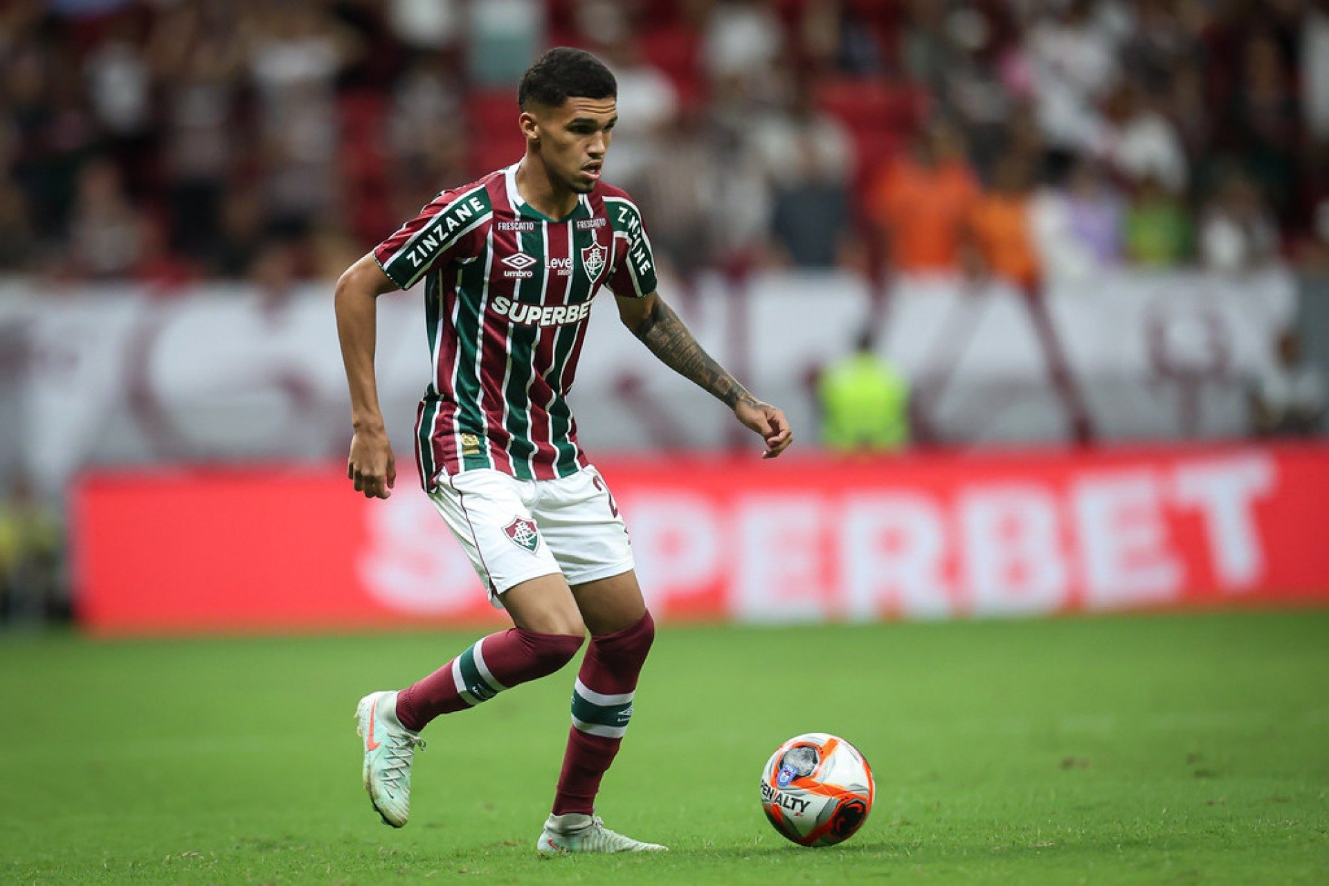 Jogador sofreu uma lesão no joelho esquerdo em março, se recuperou e pode ser opção para Renato Gaúcho nos próximos jogos.