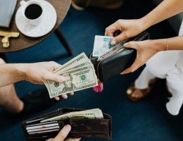 O significado de separar cédulas de dinheiro por valor, segundo a psicologia