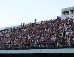 Torcedores do Santa Cruz em arquibancada no Estádio Lacerdão