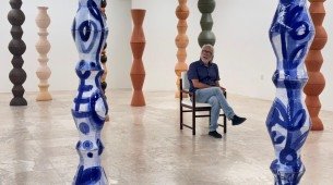Imagem do artista plástico Joelsonbiu no espaço expositivo "Infinitamente Sertão", na Número Galeria