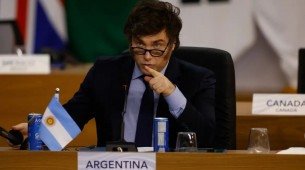 Javier Milei restringe imigração e permanência de estrangeiros na Argentina
