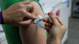 Vacinar exige presença, não apenas postagens. Exige narrativa, escuta, engajamento, repetição. Vacinar é convencer, e convencer dá trabalho