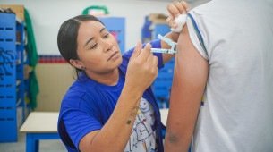 Pais e respons&aacute;veis devem procurar um posto de vacina&ccedil;&atilde;o para garantir a imuniza&ccedil;&atilde;o contra a dengue em crian&ccedil;as e adolescentes de 10 a 14 anos