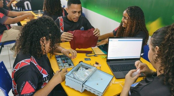 Estudantes do 9º ano do Centro de Educação Municipal Integral Fernando Henrique Lucena, em Igarassu