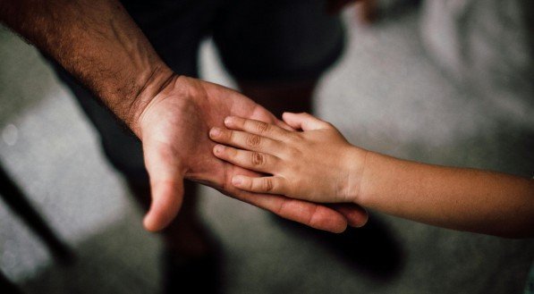 Essas são as 5 memórias de infância que mais impactam os filhos, segundo a psicologia