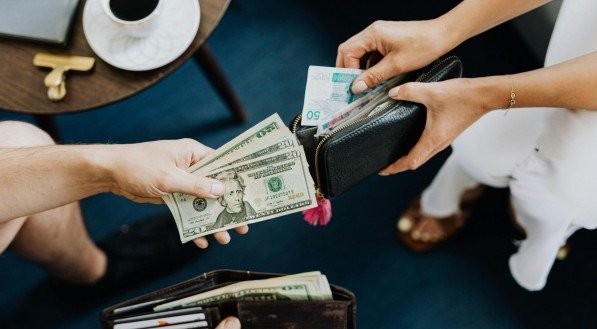 O significado de separar cédulas de dinheiro por valor, segundo a psicologia