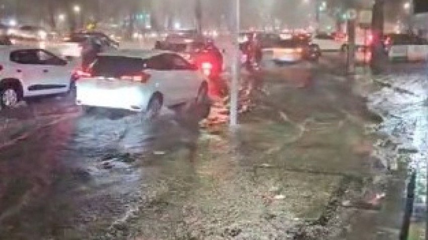 As fortes chuvas que iniciaram no final da tarde desta quarta-feira (14), e perduraram durante à noite, causaram alagamentos e transtornos nas ruas e avenidas do Recife e da Região Metropolitana