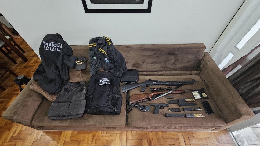 Armas de fogo e fardas da pol&iacute;cia foram apreendidas no cumprimento de mandados da opera&ccedil;&atilde;o Vendeta