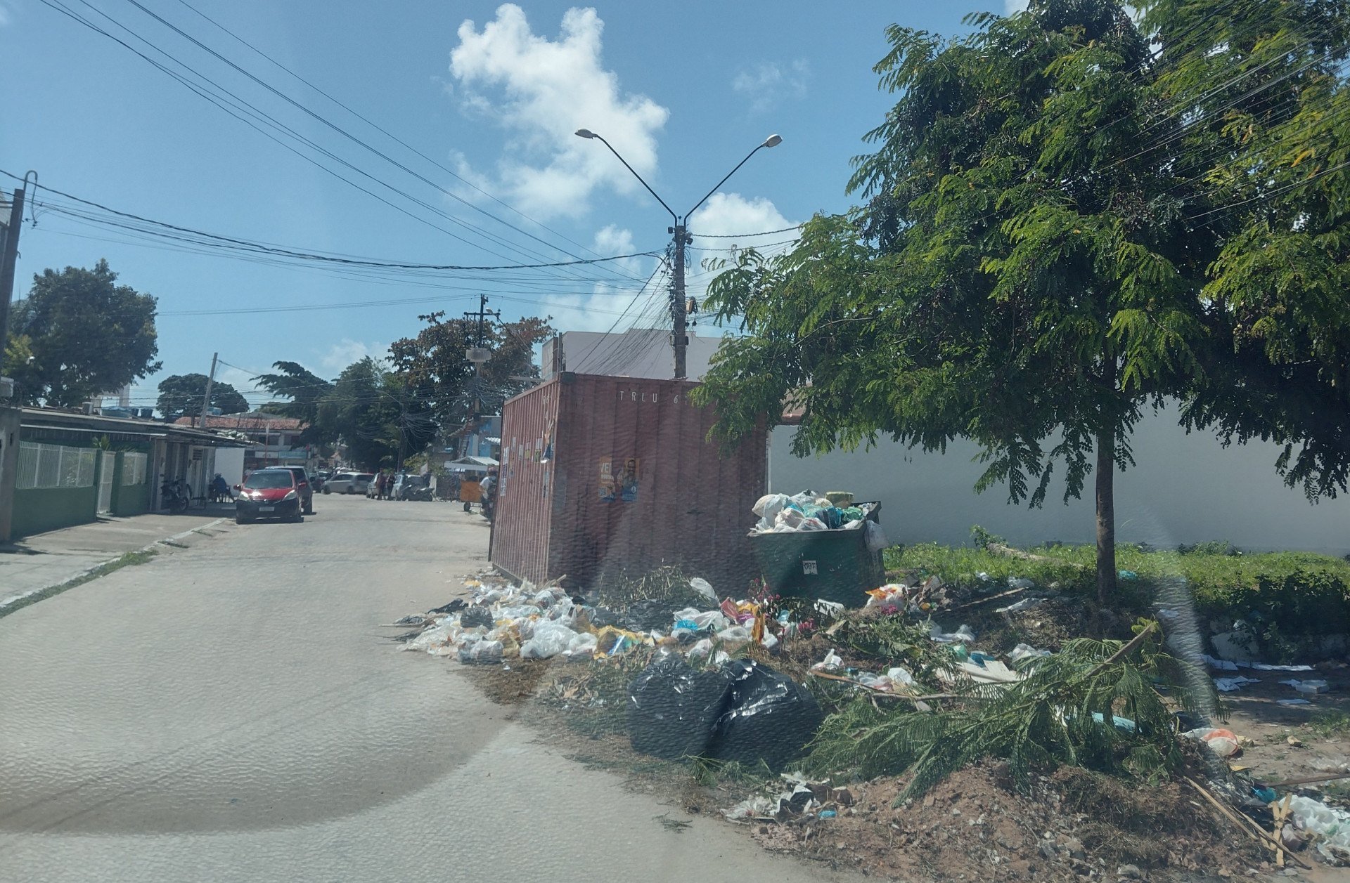 Voz do Leitor, 15/05: Container abandonado no bairro do Janga