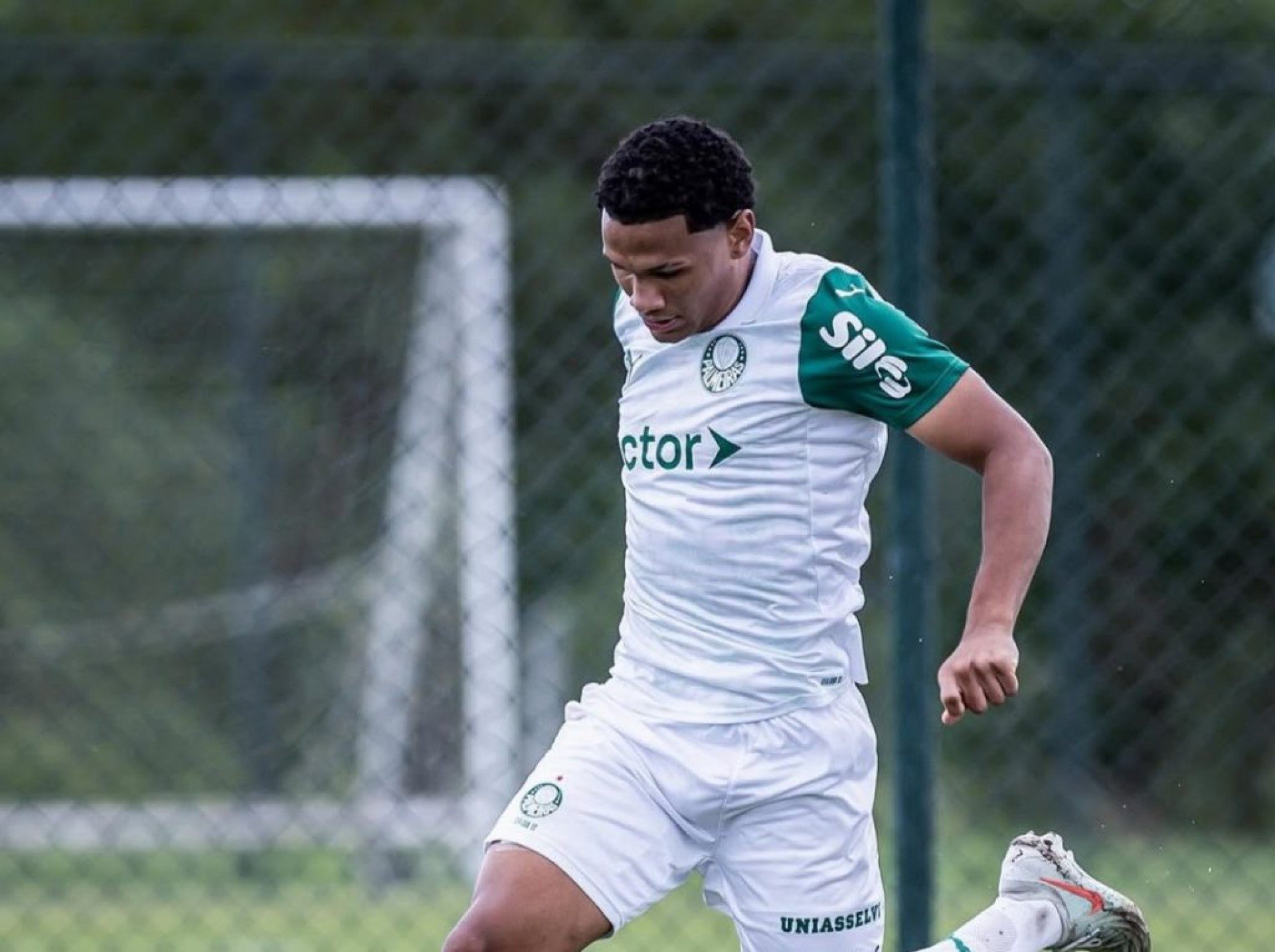 O Palmeiras estreia no Campeonato Brasileiro Sub-17 nesta quarta-feira(14), diante do Atlético-MG na Arena Gregorão em Contagem-MG. O atacante Lucas Gabriel comentou sobre o confronto do Verdão. Lucas Gabriel exaltou o início de temporada da equipe Sub-17 do Palmeiras com a conquista de dois titulo e a sequência invicta no Paulistão e projetou o confronto [&amp;#8230;]
