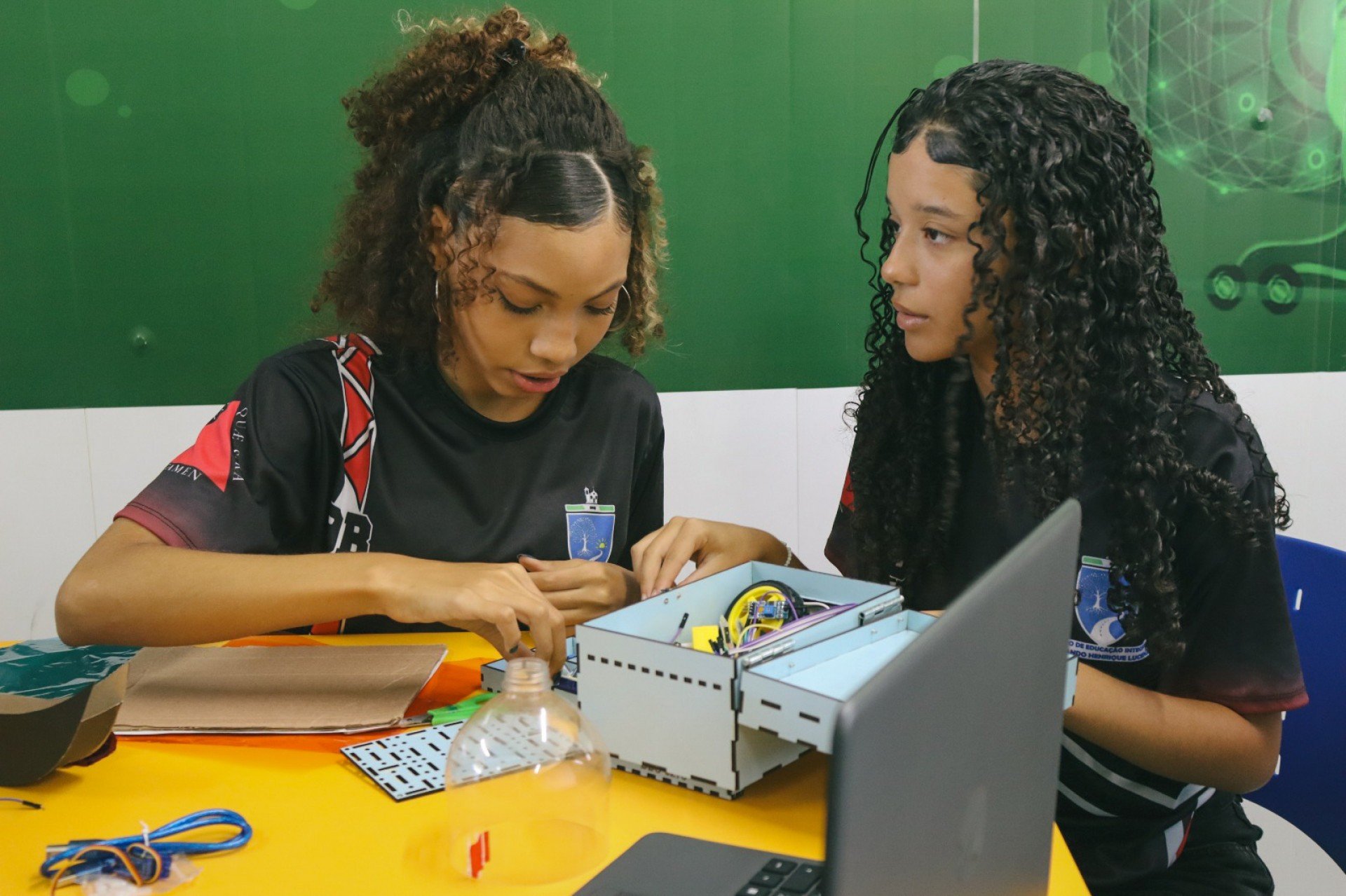 Estudantes do 9º ano do Centro de Educação Municipal Integral Fernando Henrique Lucena, em Igarassu