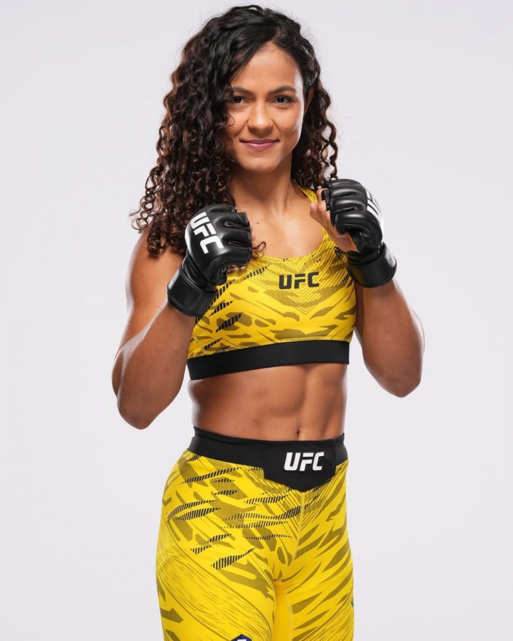 Brasileira assume topo do ranking após show no UFC 315 