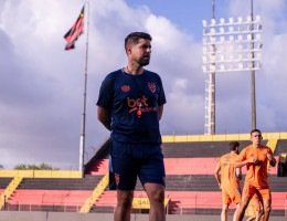 António Oliveira, técnico do Sport, em treino na Ilha do Retiro