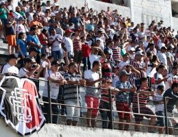 Torcida do Santa Cruz em jogo no Estádio Lacerdão