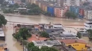 Transbordamento do Canal do Fragoso deixa população ilhada