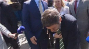 Em um vídeo publicado pelo canal CNN Portugal, André Ventura, de 42 anos, aparece sorrindo e saudando cidadãos quando de repente põe a mão no peito