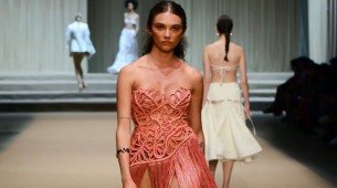 Imagem de desfile da coleção 2024 do estilista pernambucano