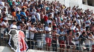Torcida do Santa Cruz em jogo no Estádio Lacerdão