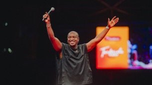 Cantor Thiaguinho durante show da turnê Tardezinha