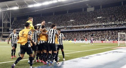 O Alvinegro venceu e segue vivo na competição