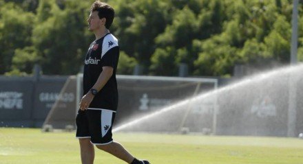 Treinador recebeu a camisa 10 do clube e falou sobre o elenco e contratações