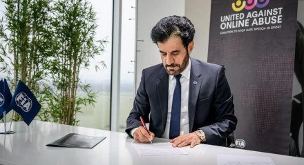 O presidente da Federação Internacional de Automobilismo (FIA), Mohammed Ben Sulayem, anunciou nesta semana novas diretrizes voltadas ao comportamento verbal de pilotos e membros das equipes durante os finais de semana de competição. A medida tem como foco principal o uso de palavrões ou linguagem ofensiva direcionada aos comissários de prova. Segundo a entidade, o [&#8230;]