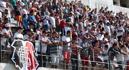 Torcida do Santa Cruz em jogo no Estádio Lacerdão