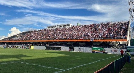 Torcida do Santa Cruz no setor visitante do Lacerdão