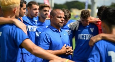O brasileiro Marcos Silva dedica a carreira à preparação de jovens atletas que buscam se desenvolver nos Estados Unidos. 