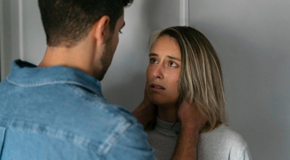 Sinal vermelho no amor: Como identificar e escapar de um relacionamento tóxico