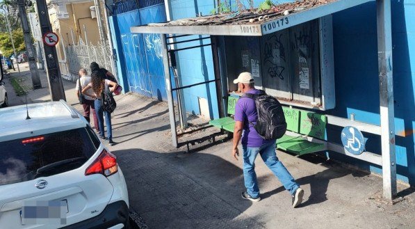 Voz do Leitor, 18/05: Abrigo de passageiros de ônibus destruído