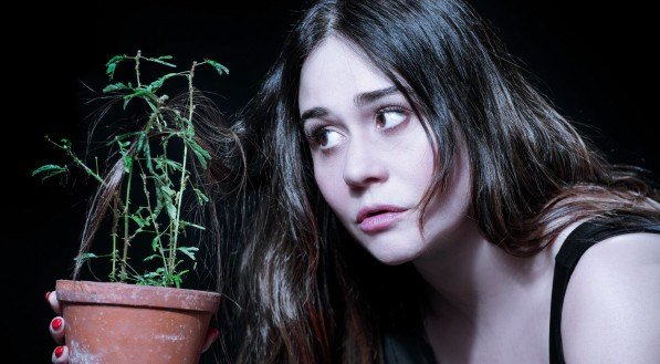 Imagem de Alessandra Negrini durante o monólogo 'A Árvore'