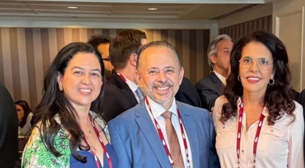 Karla e Álvaro Dantas, e Alcione Albanesi em evento empresarial em Nova Iorque